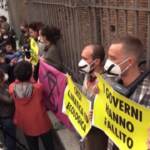 Roma, ambientalisti si incatenano e bloccano via Nazionale: “I governi ci ascoltino”