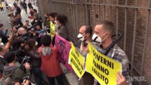 Roma, ambientalisti si incatenano e bloccano via Nazionale: “I governi ci ascoltino”