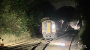 Regno Unito, scontro tra due treni: diversi feriti ma nessuna vittima