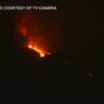 Canarie, ancora immagini spettacolari nella notte sul Cumbre Vieja