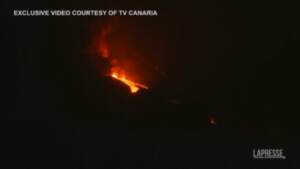 Canarie, ancora immagini spettacolari nella notte sul Cumbre Vieja