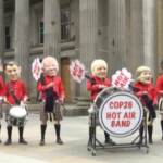 Cop26, a Glasgow il flash mob di protesta degli attivisti di Oxfam