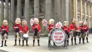Cop26, a Glasgow il flash mob di protesta degli attivisti di Oxfam