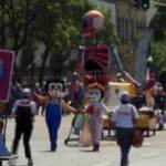 In Messico si celebra il Giorno dei morti: la parata tra scheletri e maschere colorate