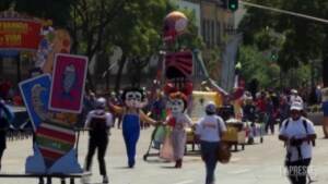 In Messico si celebra il Giorno dei morti: la parata tra scheletri e maschere colorate