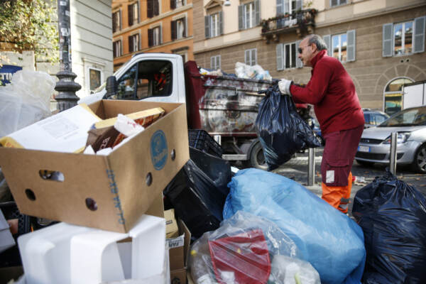 Rifiuti Roma: piano pulizia da 40 mln. Gualtieri, cittadini ci aiutino