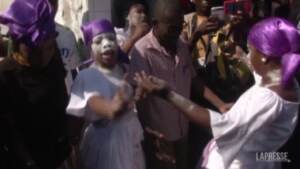 Haiti, omaggio ai defunti durante una festa Voodoo