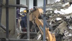 Nigeria: crolla palazzo di 21 piani, soccorritori al lavoro tra le macerie