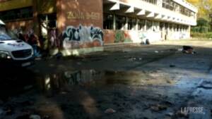 Torino, non c’è più nessuno al rave party: defluiscono gli ultimi camper