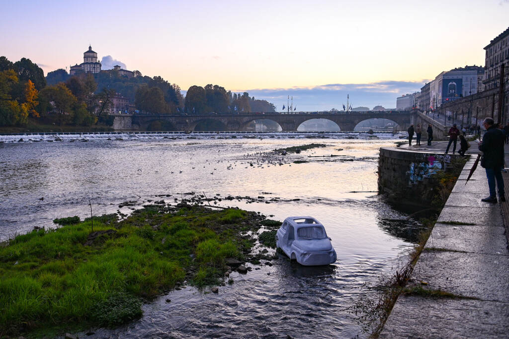 Galleria foto 'Torino, Fiat 500 di marmo nel fiume Po: l’opera dell’artista Nazareno Biondo – FOTOGALLERY' - foto 2
