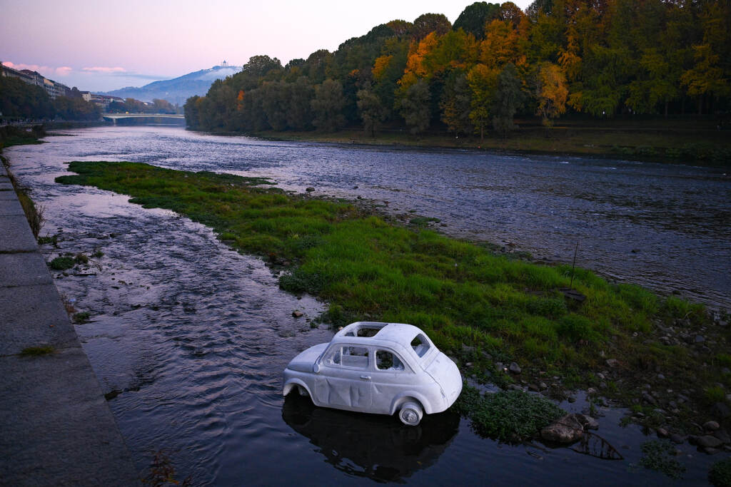 Galleria foto 'Torino, Fiat 500 di marmo nel fiume Po: l’opera dell’artista Nazareno Biondo – FOTOGALLERY' - foto 3