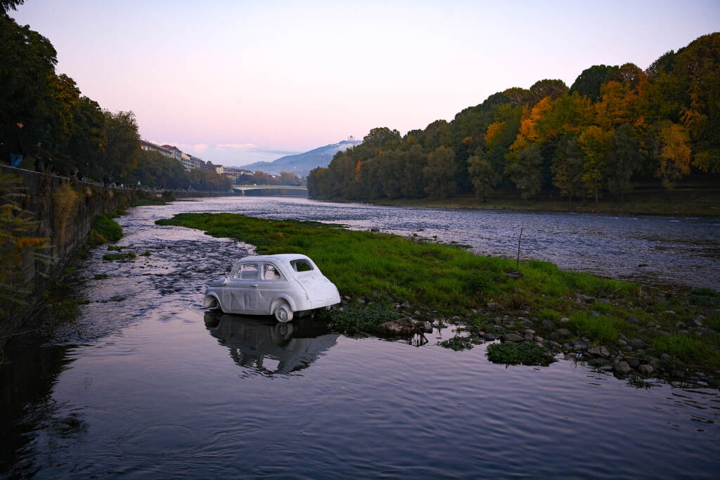 Galleria foto 'Torino, Fiat 500 di marmo nel fiume Po: l’opera dell’artista Nazareno Biondo – FOTOGALLERY' - foto 4