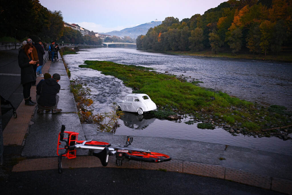 Galleria foto 'Torino, Fiat 500 di marmo nel fiume Po: l’opera dell’artista Nazareno Biondo – FOTOGALLERY' - foto 5