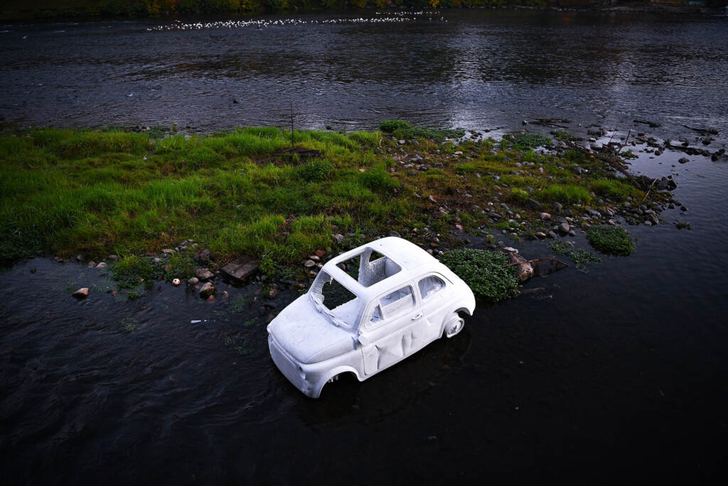 Galleria foto 'Torino, Fiat 500 di marmo nel fiume Po: l’opera dell’artista Nazareno Biondo – FOTOGALLERY' - foto 6