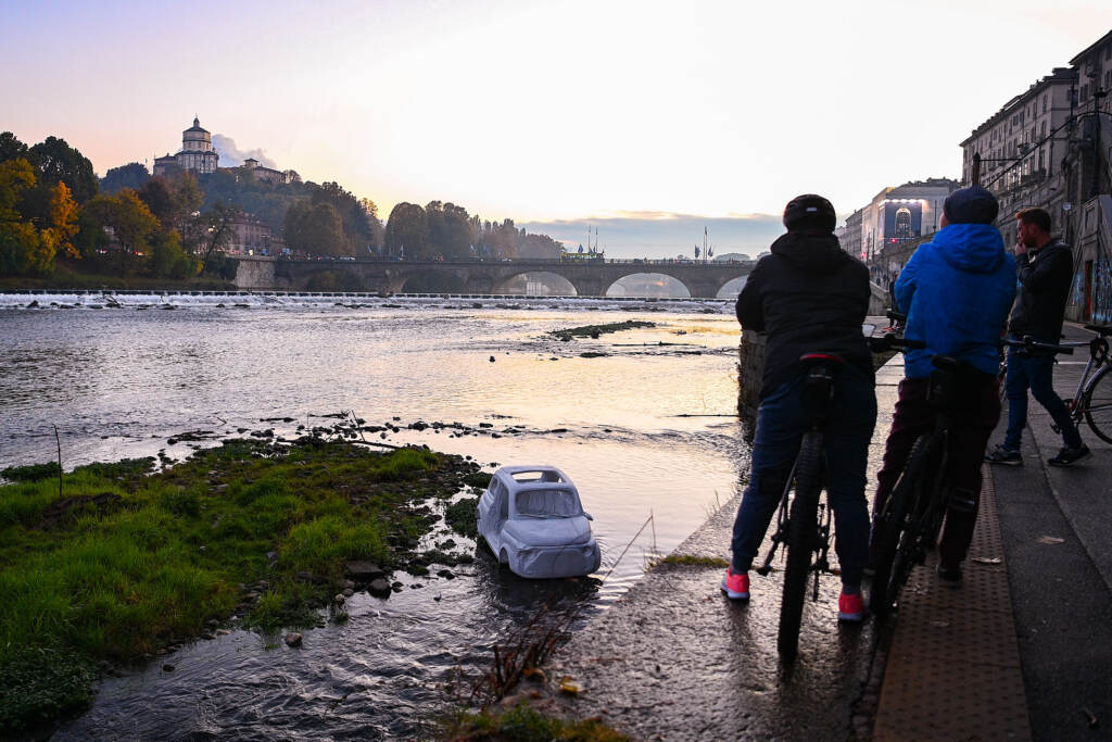 Galleria foto 'Torino, Fiat 500 di marmo nel fiume Po: l’opera dell’artista Nazareno Biondo – FOTOGALLERY' - foto 7