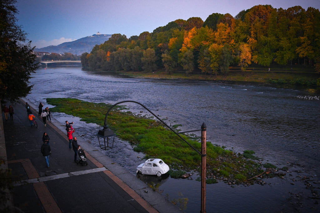 Galleria foto 'Torino, Fiat 500 di marmo nel fiume Po: l’opera dell’artista Nazareno Biondo – FOTOGALLERY' - foto 8