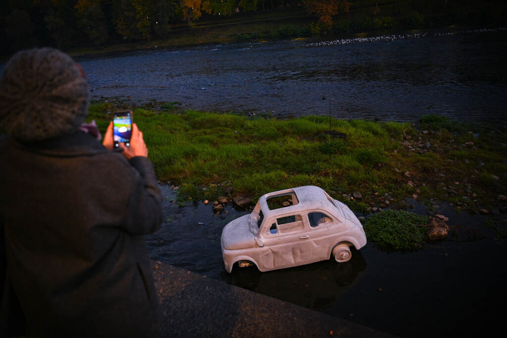 Galleria foto 'Torino, Fiat 500 di marmo nel fiume Po: l’opera dell’artista Nazareno Biondo – FOTOGALLERY' - foto 9