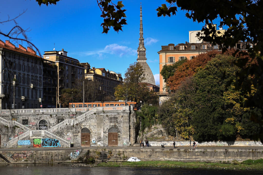 Galleria foto 'Torino, Fiat 500 di marmo nel fiume Po: l’opera dell’artista Nazareno Biondo – FOTOGALLERY' - foto 10