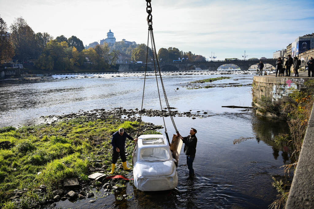 Galleria foto 'Torino, Fiat 500 di marmo nel fiume Po: l’opera dell’artista Nazareno Biondo – FOTOGALLERY' - foto 13