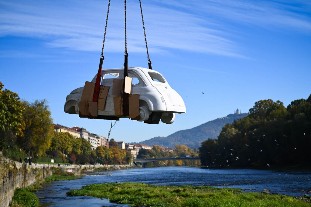 Galleria foto 'Torino, Fiat 500 di marmo nel fiume Po: l’opera dell’artista Nazareno Biondo – FOTOGALLERY' - foto 14
