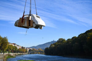 Torino, Fiat 500 di marmo nel fiume Po: l’opera dell’artista Nazareno Biondo – FOTOGALLERY