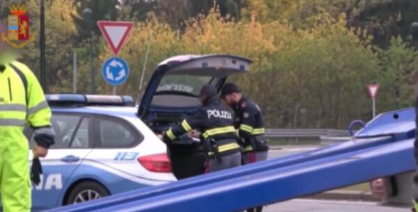 Torino, polizia in azione nell’area del maxi rave: centinaia ancora presenti