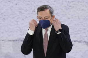 Mario Draghi con la mascherina blu