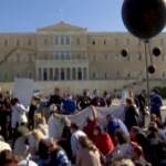 Grecia, gli operatori sanitari protestano ad Atene contro il vaccino obbligatorio