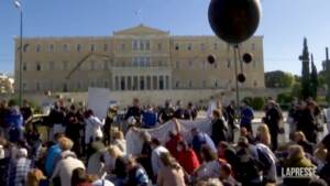 Grecia, gli operatori sanitari protestano ad Atene contro il vaccino obbligatorio