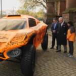 Il principe Carlo alla Kelvingrove Art Gallery per la prima auto da corsa elettrica di McLaren