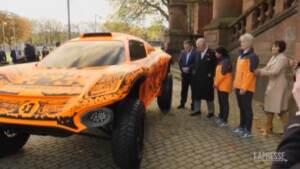 Il principe Carlo alla Kelvingrove Art Gallery per la prima auto da corsa elettrica di McLaren
