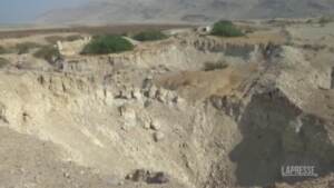Sulle coste del Mar Morto compaiono buchi giganteschi: colpa del cambiamento climatico