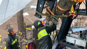Mottarone, prosegue la preparazione della cabina da spostare nonostante la pioggia