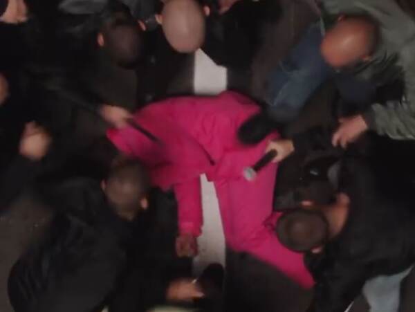 Il video shock di Fedez per l’uscita di ‘Morire morire’: massacrato di botte mentre gira con i bodyguard