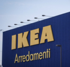 Milano, sostanza irritante nell’aria: evacuate mille persone dall’Ikea