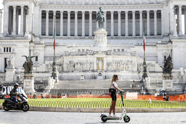 Monopattini mania nelle strade romane