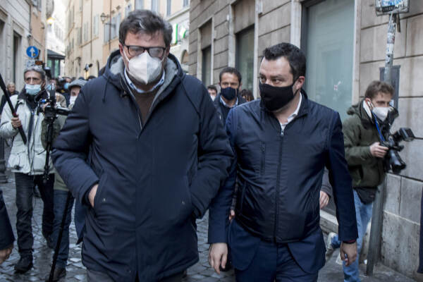 Roma, pausa caffè per Matteo Salvini e Giancarlo Giorgetti
