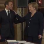 La Francia omaggia Angela Merkel, l’abbraccio affettuoso con Macron