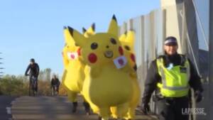 Cop26, a Glasgow attivisti manifestano vestiti da Pikachu