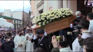 Ragazzi uccisi a Ercolano, il vescovo ai funerali: “Dio piange l’insensatezza di queste morti”