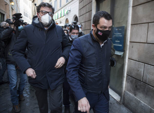 Lega, Salvini impone la sua leadership: “No al Ppe”. Giorgetti gli rinnova fiducia