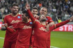 Europa League, poker del Napoli in rimonta: Legia scavalcato e primo posto