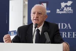 Vincenzo De Luca a Ischia in conferenza stampa
