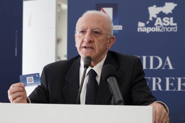 Vincenzo De Luca a Ischia in conferenza stampa