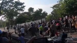 Scontri tra i migranti in Messico e la Guardia Nacional: lancio di pietre