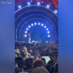 Tragedia all’Astroworld Festival: il momento in cui Travis Scott interrompe lo show