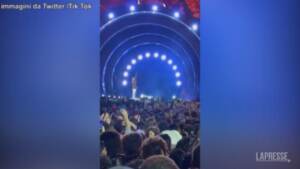 Tragedia all’Astroworld Festival: il momento in cui Travis Scott interrompe lo show