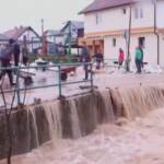 Sarajevo, esondati fiumi in città: strade allagate e invase dal fango