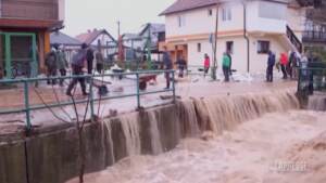 Sarajevo, esondati fiumi in città: strade allagate e invase dal fango