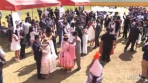 Bolivia, matrimonio collettivo a La Paz per ridure i costi della cerimonia